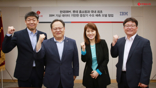 롯데홈쇼핑은 지난 10일 서울 영등포구 양평동 본사에서 한국IBM과 인공지능 기반 기상 예측 시스템 도입에 관한 업무협약을 가졌다. (왼쪽부터)김충경 롯데홈쇼핑 빅데이터팀장, 김종영 마케팅부문장, 박송미 한국IBM 코그너티브 애플리케이션부문 상무. [롯데홈쇼핑 제공]